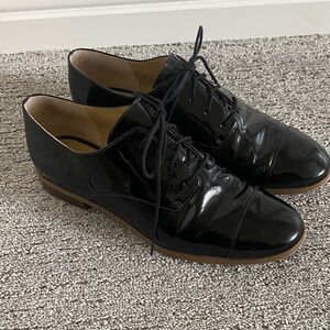 Patent leather tuxedo shoe
